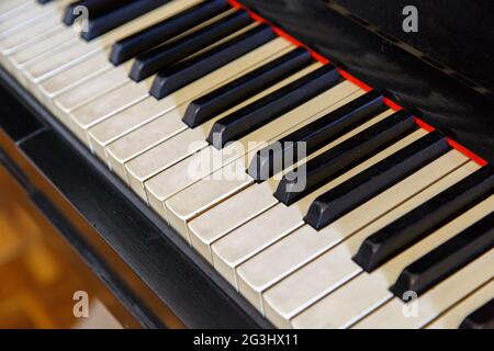 Schwarzes Klavier mit weißen Keys Stockfoto