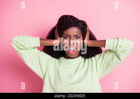 Portrait von beeindruckt unzufrieden dunkle Haut Dame Hände auf Kopf offenen Mund isoliert auf rosa Hintergrund Stockfoto