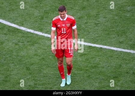Sankt Petersburg, Russland. Juni 2021. Roman Zobnin (11) aus Russland im Einsatz während der Europameisterschaft EURO 2020 zwischen Russland und Finnland in der Gazprom Arena (Endstand; Finnland 0:1 Russland). Kredit: SOPA Images Limited/Alamy Live Nachrichten Stockfoto