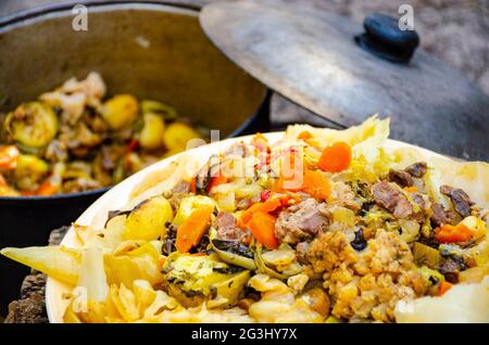 Dymlyama - orientalischer Fleischeintopf. Nationale Küche von Aserbaidschan, Usbekistan und Kasachstan Stockfoto