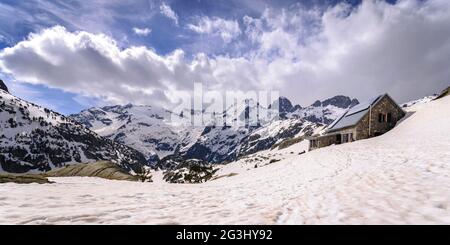 Ventosa i Calvell Hütte verschneit im Winter. Im Hintergrund das Besiberris-Gebirge (Boí-Tal, Katalonien, Spanien, Pyrenäen) Stockfoto