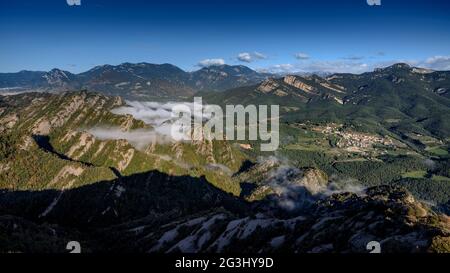 Blick von der Wanderung auf den Gipfel der Salga Aguda, in der Serra de Picancel (Berguedà, Katalonien, Spanien, Pyrenäen) Stockfoto