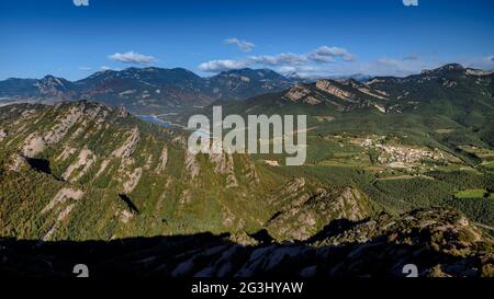 Blick von der Wanderung auf den Gipfel der Salga Aguda, in der Serra de Picancel (Berguedà, Katalonien, Spanien, Pyrenäen) Stockfoto