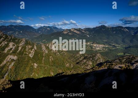 Blick von der Wanderung auf den Gipfel der Salga Aguda, in der Serra de Picancel (Berguedà, Katalonien, Spanien, Pyrenäen) Stockfoto