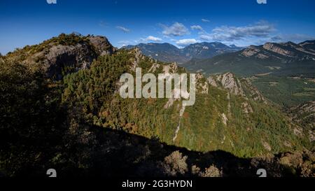 Blick von der Wanderung auf den Gipfel der Salga Aguda, in der Serra de Picancel (Berguedà, Katalonien, Spanien, Pyrenäen) Stockfoto