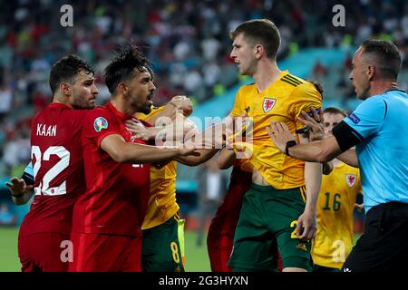 KAAN Ayhan aus der Türkei, Irfan Can Kahveci aus der Türkei und Chris Mepham aus Wales während des UEFA Euro 2020 Group A-Spiels im Baku Olympic Stadium in Aserbaidschan. Bilddatum: Mittwoch, 16. Juni 2021. Stockfoto