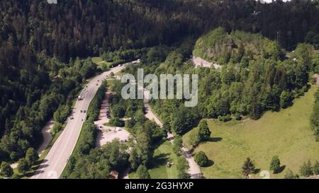 Waldberge Draufsicht mit der Drohne, grüne Tapete und Hintergrund Stockfoto