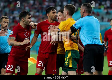 KAAN Ayhan aus der Türkei, Irfan Can Kahveci aus der Türkei und Chris Mepham aus Wales während des UEFA Euro 2020 Group A-Spiels im Baku Olympic Stadium in Aserbaidschan. Bilddatum: Mittwoch, 16. Juni 2021. Stockfoto