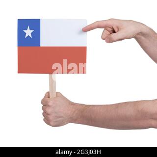 Hand hält kleine Karte - Flagge von Chile Stockfoto