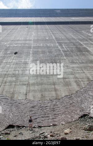 Woman at the Dam Grande Dixence - Worlds highest gravity Damm Stockfoto