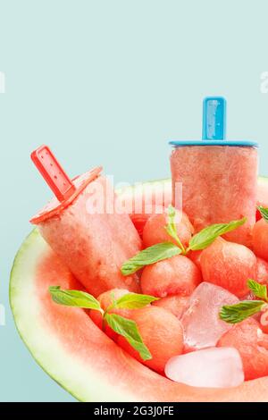 Nahaufnahme von Wassermelonenpopsicles auf blau Stockfoto