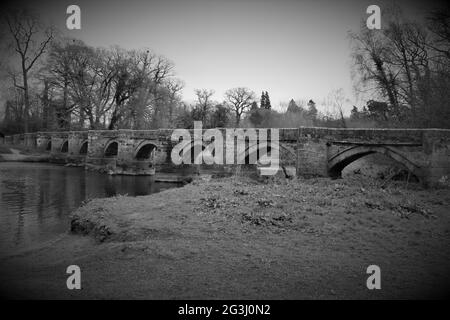 Die Essex-Brücke ist die längste erhaltene Papppferdbrücke in Großbritannien, sie überquert den Fluss Trent auf 14 Bögen und ist unter dem Gütezeichen I. aufgeführt Stockfoto