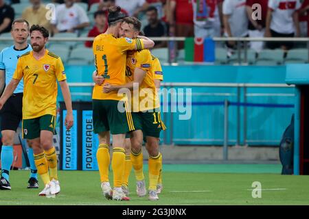 BAKU, ASERBAIDSCHAN – 16. JUNI: Aaron Ramsey aus Wales feiert mit Gareth Bale aus Wales ein Spiel zwischen der türkischen Nationalmannschaft und der walisischen Nationalmannschaft im Baku Olympic Stadium am 16. Juni 2021 in Baku, Aserbaidschan, nachdem er während der UEFA Euro 2020 Championship Group das erste Tor seiner Mannschaft erzielt hatte (Foto: Orange Picics) Stockfoto