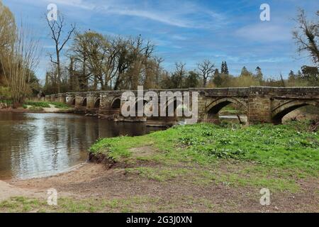 Die Essex-Brücke ist die längste erhaltene Papppferdbrücke in Großbritannien, sie überquert den Fluss Trent auf 14 Bögen und ist unter dem Gütezeichen I. aufgeführt Stockfoto