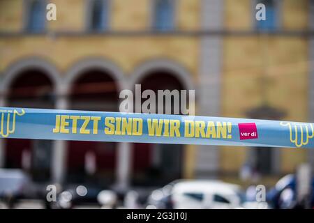 München, Bayern, Deutschland. Juni 2021. Nach einer Pause von der Gesundheitskonferenz in München tauchte der umkämpfte Bundesgesundheitsminister Jens Spahn zusammen mit Bayerns Gesundheitsminister Klaus Holetschek auf, bevor er die Beschäftigten des Gesundheitswesens mit der Gewerkschaft Ver.di am Max-Joseph-Platz demonstrierte. Ver.di wurde von Sylvia Bühler vertreten. Die Beschäftigten haben ihre Beschwerden über profitorientierte Gesundheitsstrukturen und die Entfernung von der eigentlichen Versorgung der Patienten sowie über die Reduzierung der Lohnstrukturen und die Erhöhung der Belastungen geäußert. Die Arbeiter behaupten, dass die Stockfoto