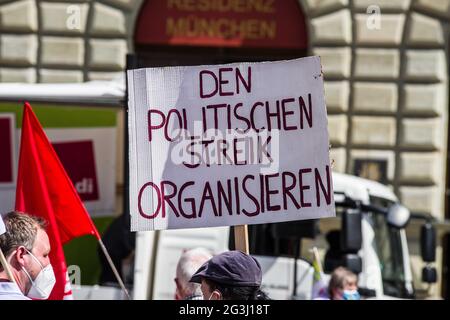 München, Bayern, Deutschland. Juni 2021. Nach einer Pause von der Gesundheitskonferenz in München tauchte der umkämpfte Bundesgesundheitsminister Jens Spahn zusammen mit Bayerns Gesundheitsminister Klaus Holetschek auf, bevor er die Beschäftigten des Gesundheitswesens mit der Gewerkschaft Ver.di am Max-Joseph-Platz demonstrierte. Ver.di wurde von Sylvia Bühler vertreten. Die Beschäftigten haben ihre Beschwerden über profitorientierte Gesundheitsstrukturen und die Entfernung von der eigentlichen Versorgung der Patienten sowie über die Reduzierung der Lohnstrukturen und die Erhöhung der Belastungen geäußert. Die Arbeiter behaupten, dass die Stockfoto