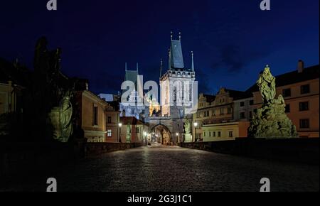 Blick auf den kleinen Stadtturm auf der Karlsbrücke, Prag, Tschechien Stockfoto