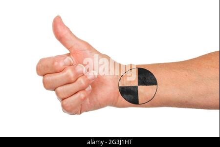Alte Frau mit Arthritis geben den Daumen nach oben Zeichen Stockfoto