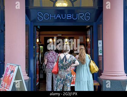 Dortmund, Deutschland. Juni 2021. Im Rahmen des Internationalen Frauenfilmfestivals besuchen Zuschauer das Schauburg-Kino, um sich einen Film anzusehen. Die meisten Kinos werden erst am 01. Juli wieder eröffnet, so dass die Schauburg zu den ersten Kinos zählt, die wieder vor Publikum Filme vorführen. Der Oscar-nominierte Film „Quo Vadis, Aida?“ Von der Regisseurin Jasmila Zbanic wird gezeigt. Quelle: Caroline Seidel/dpa/Alamy Live News Stockfoto