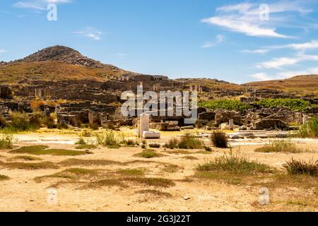 Ausgrabungen und Ruinen auf der Insel Delos - mythologische, historische und archäologische Stätte in Griechenland an sonnigen Tagen. Stockfoto