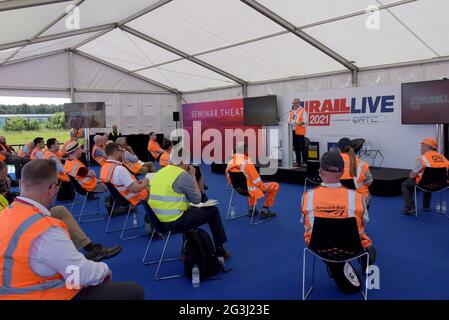 Long Marston, Warwickshire, Großbritannien. Juni 2021. Andrew Haines OBE, Chief Executive von Network Rail, spricht bei Rail Live! Die Messe der Bahnindustrie. Die Veranstaltung wurde letztes Jahr aufgrund der Covid-Pandemie abgesagt und ist eine der ersten Messen, die nach den diesjährigen Covid-Sperren wieder eröffnet wurde. GP Essex/Alamy Live News Stockfoto