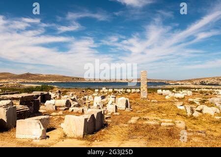 Ruinen einer antiken Stadt mit Steinen, Säulen und Tempeln auf der Insel DELOS - mythologische, historische und archäologische Stätte in Griechenland. Stockfoto