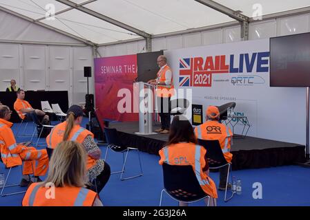 Long Marston, Warwickshire, Großbritannien. Juni 2021. Andrew Haines OBE, Chief Executive von Network Rail, spricht bei Rail Live! Die Messe der Bahnindustrie. Die Veranstaltung wurde letztes Jahr aufgrund der Covid-Pandemie abgesagt und ist eine der ersten Messen, die nach den diesjährigen Covid-Sperren wieder eröffnet wurde. GP Essex/Alamy Live News Stockfoto