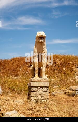 Antiker, ein steinerner Schutzlöwe auf der Insel DELOS - mythologische, historische und archäologische Stätte in Griechenland. Reste der ursprünglichen Skulptur. Stockfoto