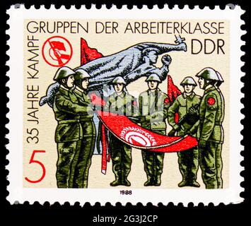 MOSKAU, RUSSLAND - 15. APRIL 2021: In Deutschland gedruckte Briefmarke zeigt Vereidigung, 35 Jahre Kampfgruppen der Arbeiterserie, um 1988 Stockfoto