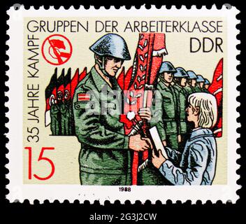 MOSKAU, RUSSLAND - 15. APRIL 2021: In Deutschland gedruckte Briefmarke zeigt Appell, 35 Jahre Kampfgruppen der Serie der Arbeiterklasse, um 1988 Stockfoto