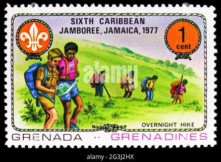 MOSKAU, RUSSLAND - 15. APRIL 2021: Briefmarke gedruckt in Grenada Grenadinen zeigt Übernachtung Wanderung, Karibik Jamboree, Kingston, Jamaika, August 5-14 Stockfoto