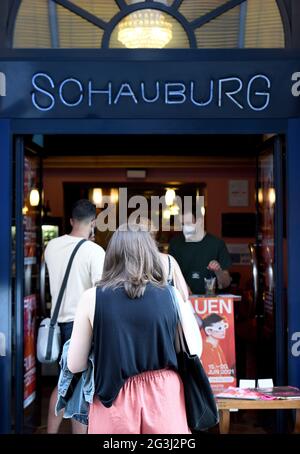 Dortmund, Deutschland. Juni 2021. Im Rahmen des Internationalen Frauenfilmfestivals besuchen Zuschauer das Schauburg-Kino, um sich einen Film anzusehen. Die meisten Kinos werden erst am 01. Juli wieder eröffnet, so dass die Schauburg zu den ersten Kinos zählt, die wieder vor Publikum Filme vorführen. Der Oscar-nominierte Film „Quo Vadis, Aida?“ Von der Regisseurin Jasmila Zbanic wird gezeigt. Quelle: Caroline Seidel/dpa/Alamy Live News Stockfoto