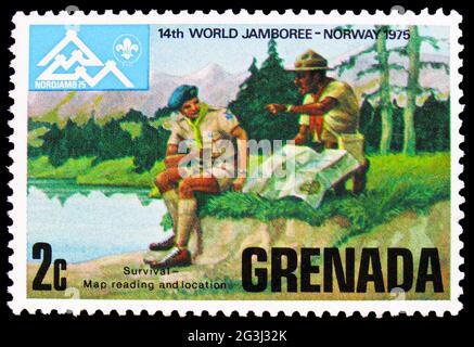 MOSKAU, RUSSLAND - 15. APRIL 2021: Briefmarke gedruckt in Grenada zeigt Kartenlesung, 14. World Scout Jamboree Serie, um 1975 Stockfoto