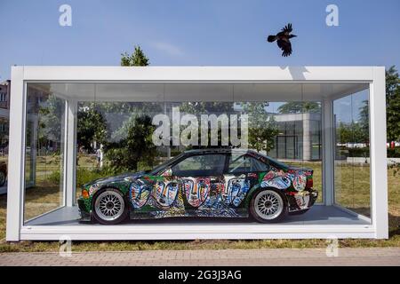 Warschau, Polen. Juni 2021. Der BMW M3 GTR, gemalt von Sandro Chia, wurde während der Ausstellung gesehen.vier Autos aus der berühmten BMW Art Car Kollektion werden auf den Weichsel Boulevards (Bulwary Wislane) ausgestellt. Die Autoren dieser einzigartigen Kunstwerke sind Roy Lichtenstein, Andy Warhol, A. R. Penck und Sandro Chia. Kredit: SOPA Images Limited/Alamy Live Nachrichten Stockfoto