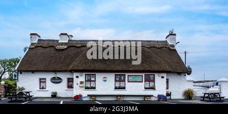 O’Cualanns Reetgedeckten Pub in Banraghbaun South, County, Galway, Irland. Stockfoto