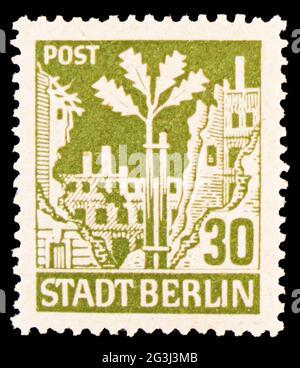 MOSKAU, RUSSLAND - 15. APRIL 2021: Briefmarke gedruckt in Deutschland, alliierte Besetzung von Berlin (1945) zeigt Stadt Berlin, Berlin Issue Serie, 30 Germa Stockfoto