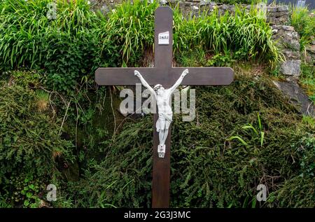 Ein Schrein am Straßenrand in der Grafschaft Galway, Irland, der die Kreuzigung Jesu Christi darstellt. Stockfoto