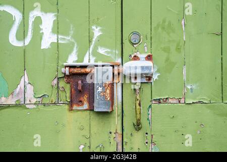 Nahaufnahme der Schlösser und Schrauben an den Türen des Umspannwerks Stockfoto