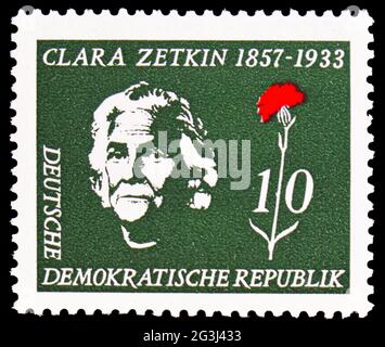 MOSKAU, RUSSLAND - 15. APRIL 2021: Die in Deutschland gedruckte Briefmarke zeigt Clara Zetkin, um 1957 Stockfoto