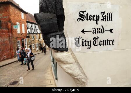 Steep Hill, Lincoln, Großbritannien: Viertsteilster Hügel in England mit 16 % oder etwa I in 6 Steigung. Stockfoto