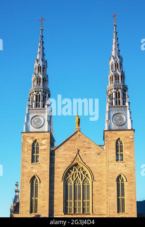 Vorderansicht der Notre-Dame Cathedral Basilica in Ottawa, Kanada an einem sonnigen Tag gegen blauen Himmel Stockfoto