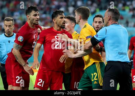 KAAN Ayhan aus der Türkei, Irfan Can Kahveci aus der Türkei und Chris Mepham aus Wales während des UEFA Euro 2020 Group A-Spiels im Baku Olympic Stadium in Aserbaidschan. Bilddatum: Mittwoch, 16. Juni 2021. Stockfoto