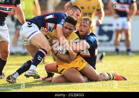 Derrell Olpherts (2) von Castleford Tigers wird von Max Jowitt (1) von Wakefield Trinity und Joe Westerman (13) von Wakefield Trinity angegangen Stockfoto