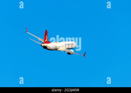 Turkish Airlines Boeing 737-8 MAX (REG: TC-LCE) startet mit der Start- und Landebahn 13 zurück nach Istanbul, Türkei. Stockfoto