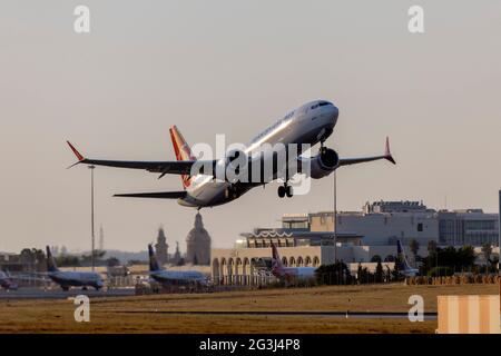Turkish Airlines Boeing 737-8 MAX (REG: TC-LCE) startet mit der Start- und Landebahn 13 zurück nach Istanbul, Türkei. Stockfoto