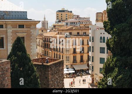 Eine innerstädtische Straßenecke in Málaga, Spanien Stockfoto