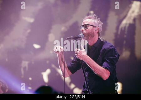 Kopenhagen, Dänemark. 29. November 2019. Die amerikanische Rockband The National gibt ein Live-Konzert in der Royal Arena in Kopenhagen. Hier ist Sänger und Songwriter Matt Berninger live auf der Bühne zu sehen. (Foto: Gonzales Photo - Thomas Rungstrom). Stockfoto