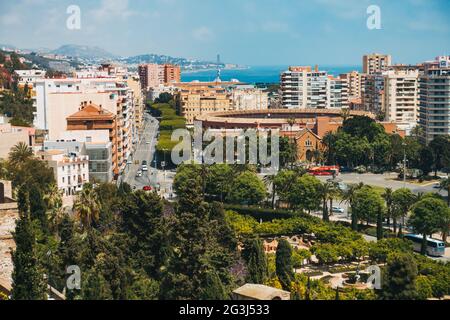 Blick auf die Stierkampfarena, die Hochhäuser und die von Bäumen gesäumten Straßen des Strandviertels La Malagueta in der Stadt Málaga, Spanien Stockfoto