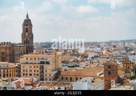 Die Kathedrale der Menschwerdung aus dem 16. Jahrhundert steht hoch über der Stadt Málaga, Spanien Stockfoto