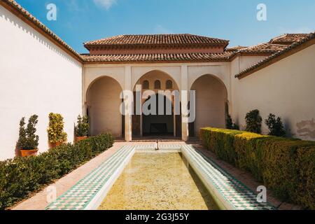 Innenhof mit Wasserspiel im Inneren der Alcazaba, einer maurischen palastartigen Festung aus dem 11. Jahrhundert in Málaga, Spanien Stockfoto